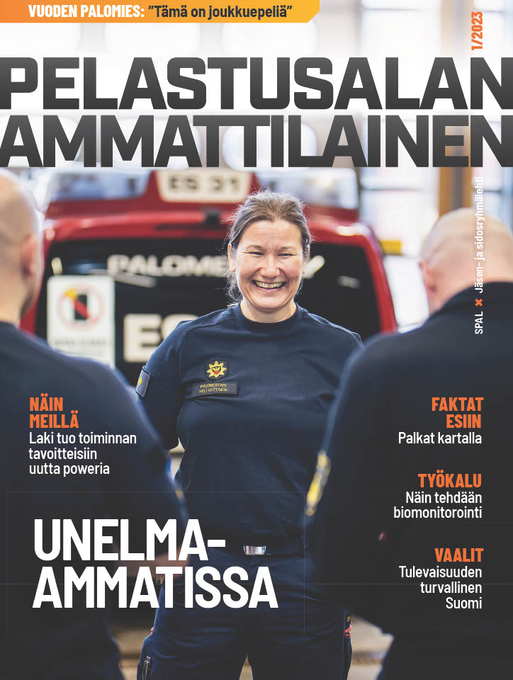 Pelastusalan ammattilainen 1/2023 kansi. Kuvassa palomestari Heli Hyttinen.