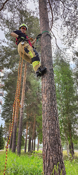 Palomies Kaisa Ukkola köysiharjoituksessa.